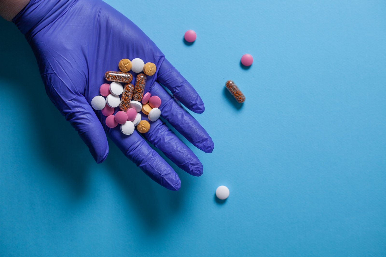 Handful of pills in gloves. | Potens.biz (integritet policy)